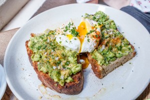 Toast avocat FRAGMENTS Paris